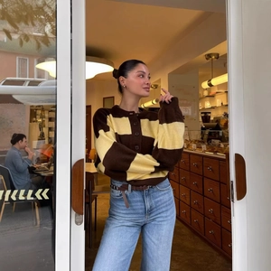Damen Strickpullover mit braun-beigen Streifen, Rundhalsausschnitt und Knopfleiste