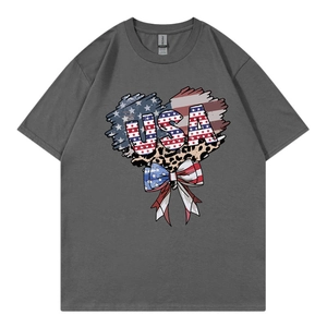 T-shirt gris foncé à col rond avec motif cœur drapeau USA et nœud décoratif