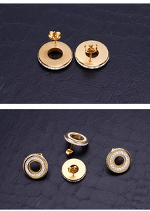 Détail de boucles d'oreilles rondes plaquées or avec zircons et finition métal brossé