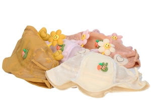 Détails de chapeaux bébé en maille dentelle avec tournesols et petits cœurs en relief