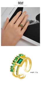 Dettaglio anello dorato regolabile con zirconi verde smeraldo, peso del prodotto 3,7g