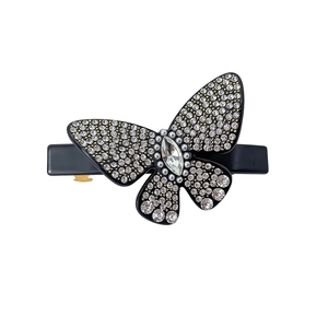 Dettaglio macro dell'elegante fermaglio a farfalla con strass e piccole perle fini
