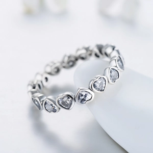 Elegant S925 sterling silver eternity ring featuring heart-cut clear zircon stones