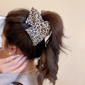 Vintage Leopard Print Hair Claw Clip Triangle Fabric Acrylic Shark Clip For Women Retro Maillard Style Accessory