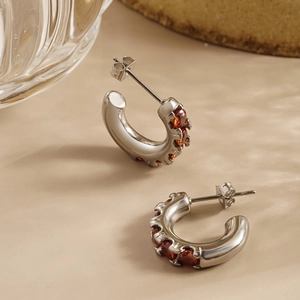 Boucles d'oreilles rétro en acier argenté en forme de C avec zircons orange sertis