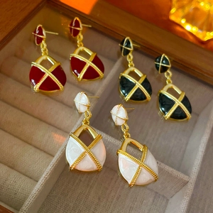 Boucles d'oreilles vintage en émail rouge, noir et blanc avec accents dorés