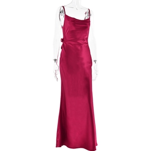 Détail de la robe longue en satin bordeaux avec fleur 3D latérale et fente haute