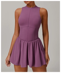 Détail de la robe de sport violet foncé avec col montant et fermeture éclair invisible