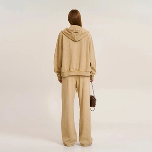 Dettaglio del set felpa con cappuccio e pantaloni larghi in cotone lavato kaki stile retrò