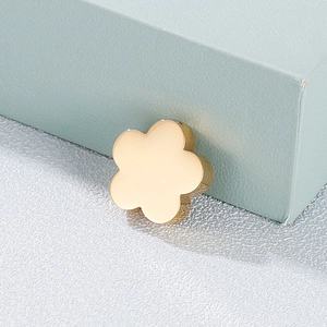 Élégant pendentif fleur dorée à cinq pétales en acier inoxydable poli pour colliers femme