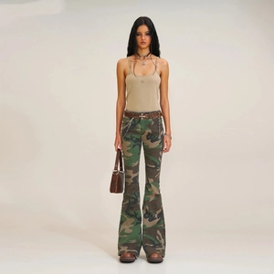 Retro-Schlaghose mit Camouflage-Muster, kombiniert mit Khaki-Top und elegantem Ledergürtel