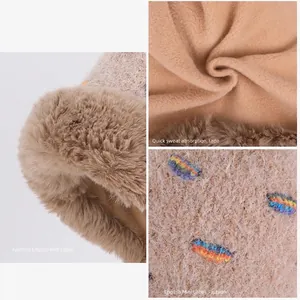 Cappello invernale in peluche color cammello con fodera calda e dettagli colorati