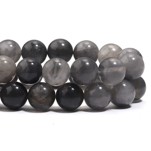 Vue macro de perles en cristal gris à rayures pour la création de bijoux DIY