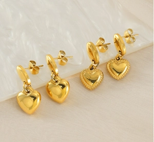 Dettaglio di orecchini a cuore placcati in oro 18K con finitura lucida e testurizzata