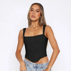 Détail du haut corset noir avec structure à baleines et décolleté carré pour femme
