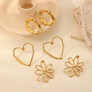 Boucles D'oreilles En Acier Inoxydable Plaqué Or 18K Creuses Cœur Fleur Géométrique Martelé Avec Tige En Acier Inoxydable