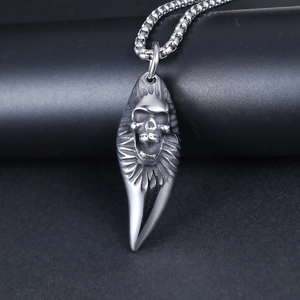 Silberner Totenkopf-Zahnanhänger im Retro-Punk-Stil mit polierter Oberfläche und Kette