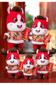 Peluches de cheval rouge en tenues traditionnelles chinoises pour le Nouvel An 2026.