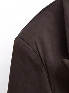 Makroaufnahme des dunkelbraunen Blazers mit Premium-Stoffstruktur und feinen Nähten