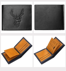 Detail der Herren-Brieftasche aus schwarzem Leder mit Hirschprägung und hellbraunem Innen