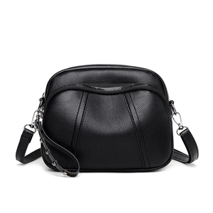 Borsa a tracolla alla moda in pelle martellata nera con rivetti e spalline rimovibili