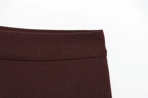 Détail du tissu marron foncé avec texture sergé et couture élastique à la taille