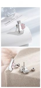 Détail macro de piercings cartilage beignet en émail rose avec fermoir à vis sécurisé