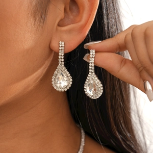Gros plan de boucles d'oreilles pendantes en argent avec cristaux sur un modèle
