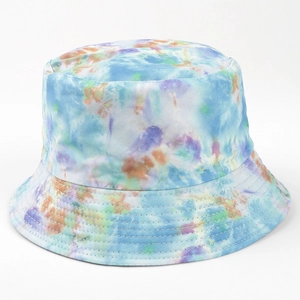 Détail d'un bob tie-dye bleu et jaune avec coutures de bord renforcées à cinq rangées