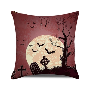 Détail d'une housse de coussin Halloween avec scène de hantise et chauves-souris