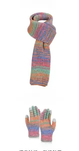 Vue détaillée de l'écharpe en tricot à rayures colorées et des gants d'hiver assortis