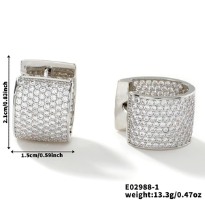 Détail des boucles d'oreilles rétro en argent avec pavé de zircons et dimensions 2,1x1,5cm