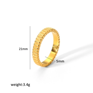 Detail view of 18K gold stainless steel ring with 21mm diameter and 5mm width parameters