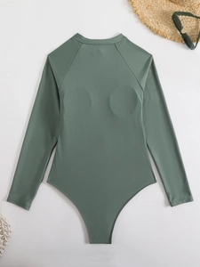 Détail d'un maillot de bain de course olive à manches longues avec chapeau et lunettes