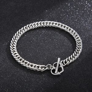 Vue détaillée du bracelet gourmette en acier titane argenté avec fermoir coeur OT