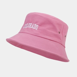 Dettaglio di un cappello a secchiello in cotone rosa con ricamo Colorado e occhielli