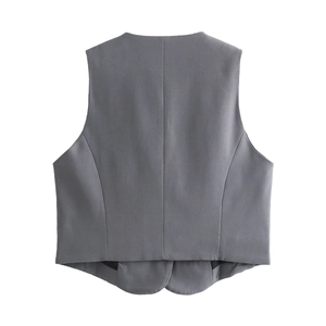 Vue arrière du gilet de costume gris foncé montrant les coutures et la coupe ajustée