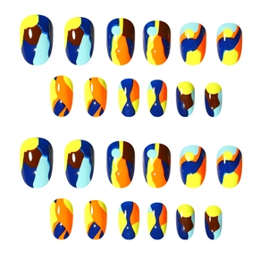 Faux ongles colorés avec motifs géométriques abstraits et design artistique vif