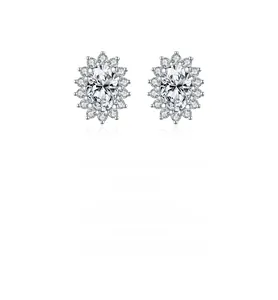 Détail macro de boucles d'oreilles halo ovales en argent S925 avec moissanite brillante