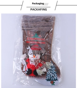 Détail d'une chaussette de Noël avec bonhomme de neige 3D et texte festif sous sachet