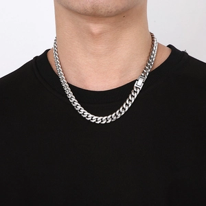 Chaîne cubaine en acier inoxydable argenté portée par un mannequin avec un pull noir