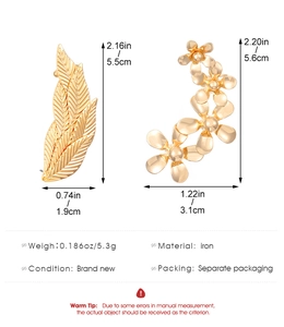 Cuadro detallado de tallas y materiales para colgantes de hoja y flor dorados