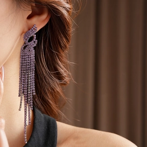 Boucles d'oreilles de luxe avec strass violets et longs pompons scintillants en argent
