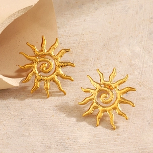 Minimalistische goldene Sonnenohrringe aus Edelstahl mit strukturierter Oberfläche