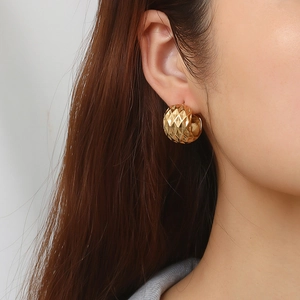 Boucles d'oreilles rétro en acier inoxydable plaqué or 18K avec motif matelassé