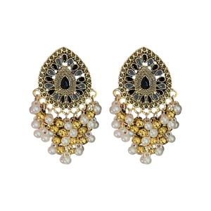 Boucles d'oreilles vintage avec pierres noires et glands de perles sur fond blanc