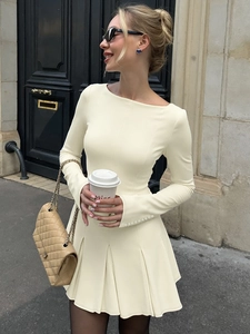 Französisches Kleid in Creme mit Faltenrock und langen Ärmeln in eleganter Passform