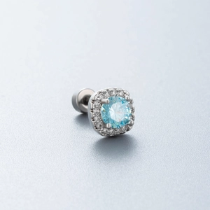 Clou d'oreille en acier titane avec zircon bleu clair et fermoir à vis argenté
