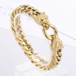 Détail du bracelet tête de loup en acier inoxydable doré avec chaîne à double rangée