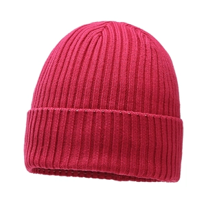 Texture détaillée du bonnet en maille côtelée magenta vif avec bord à revers élégant
